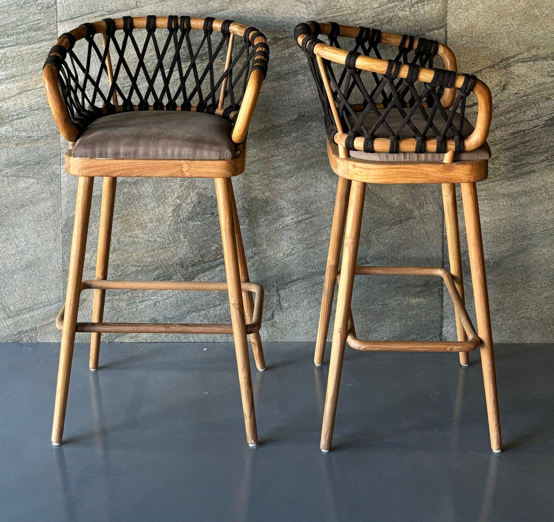 Sort rattan-barstol