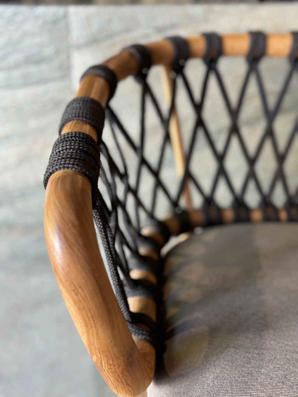 Sort rattan-barstol