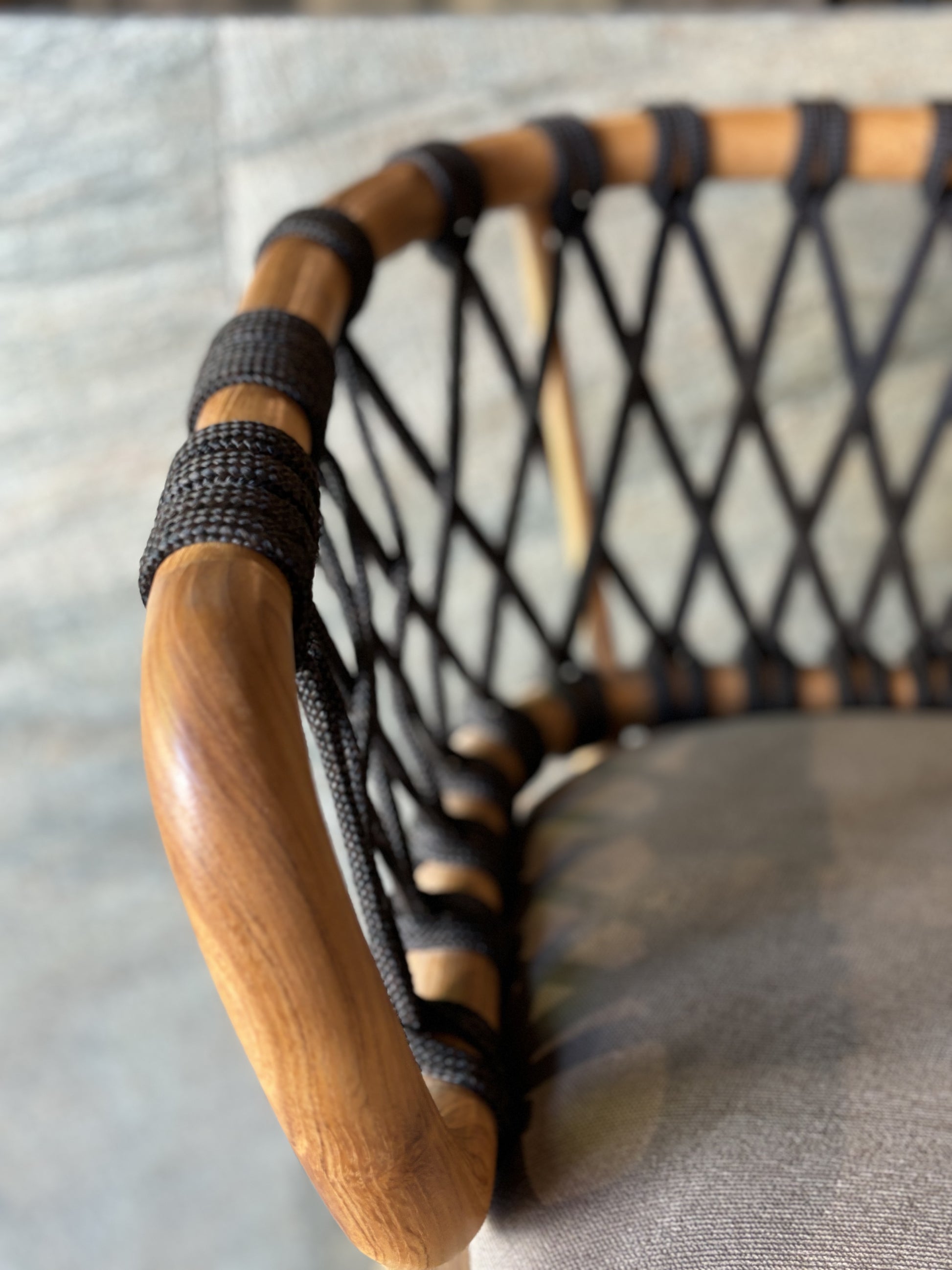 Sort rattan-barstol