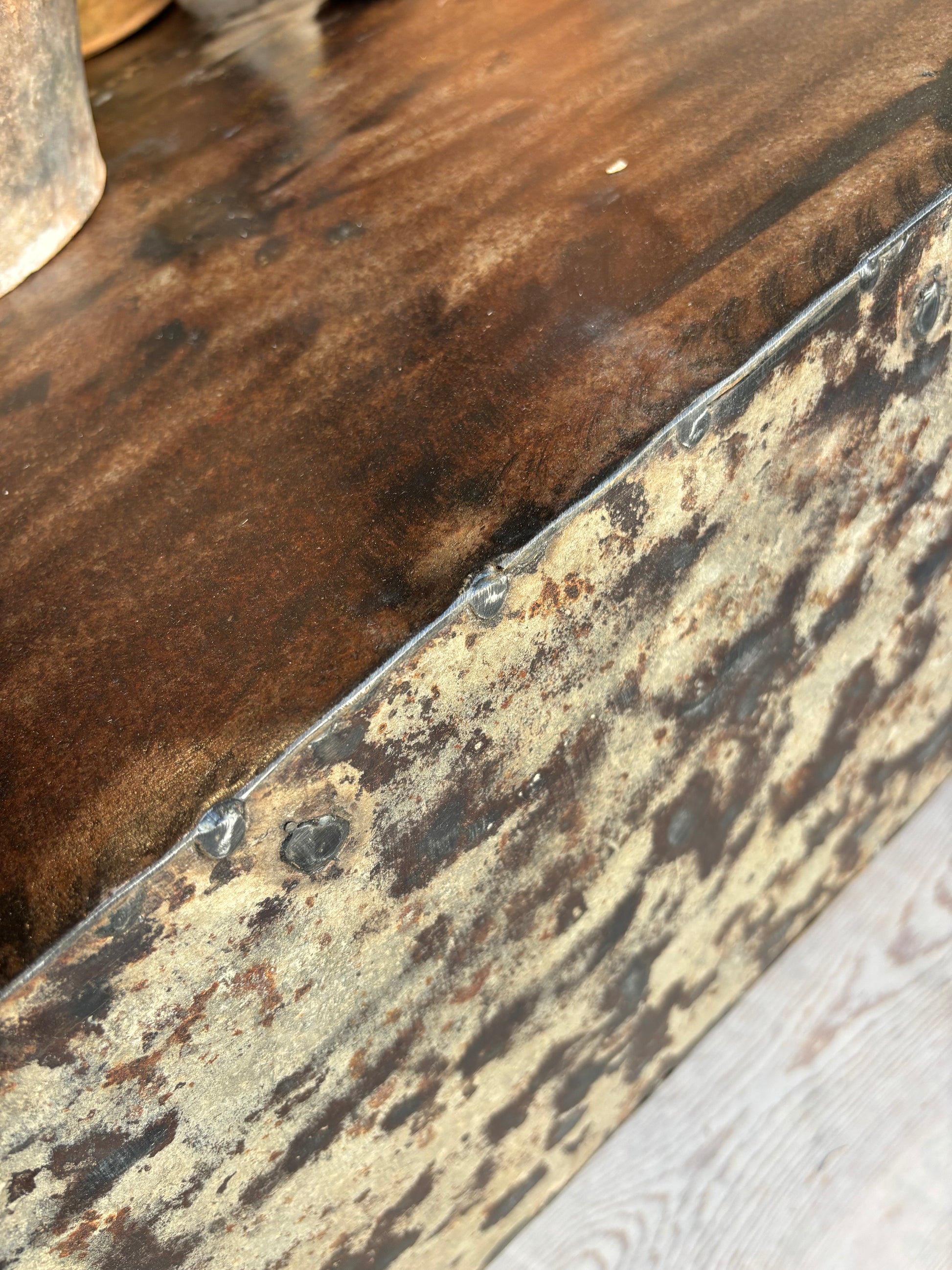 Kaffebord af genanvendt jern